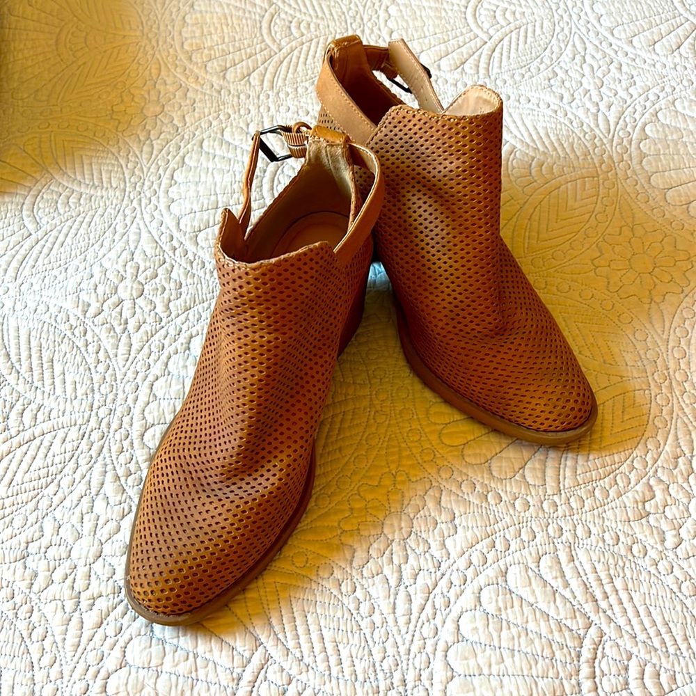 Qupid size 9 women’s shoes! Very stylish and in great condition.